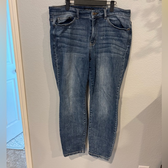 Judy Blue Boyfriend Jeans in Classic Blue with bleach splatter - Picture 3 of 8